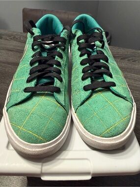 Nike Green and Black  Shoe Tongue Label